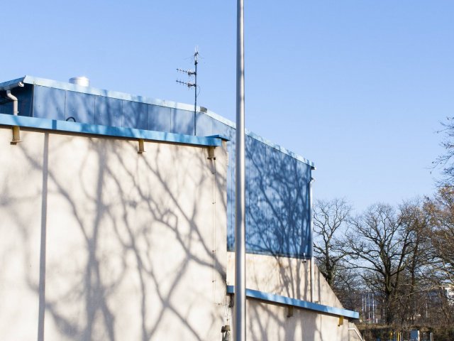 5. Lampa oświetlenia terenu przy budynku krat